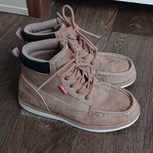 Levi's boots for boy  in good condition  semi new size 4